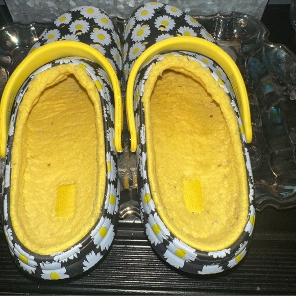 2 Pairs of crocs - Crocs Classic Tie Dye Lined and Yellow Daisy Croc Lined - Picture 12 of 14